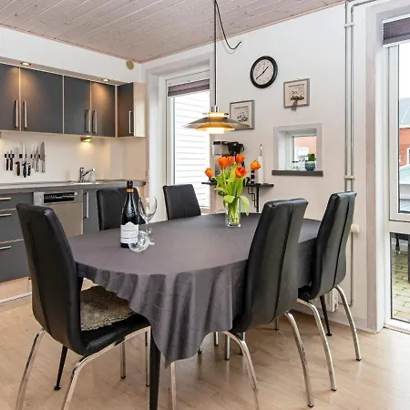 5 Person Holiday In R M